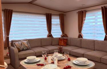 Hot tub retreat, at Tattersall Lakes caravan - Foto 3