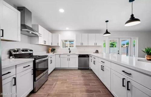 Peaceful Family Friendly 4 Bedroom Home with pool - Photo 1