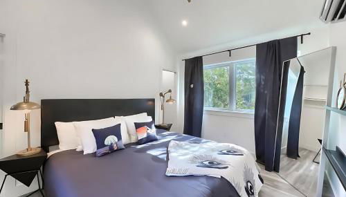 Stylish 3BR East Side Retreat w Patio & BBQ - Foto 2