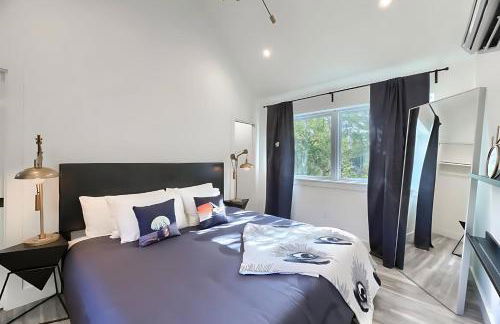 Stylish 3BR East Side Retreat w Patio & BBQ - Foto 2