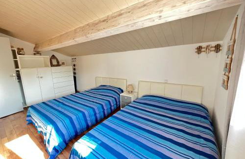 Belle villa entièrement climatisée 4 chambres 10 couchages, fibre WIFI, 2 terrasses parking privatif dans résidence sécurisée piscine commune 800 m de la mer LRCS69 - Foto 12