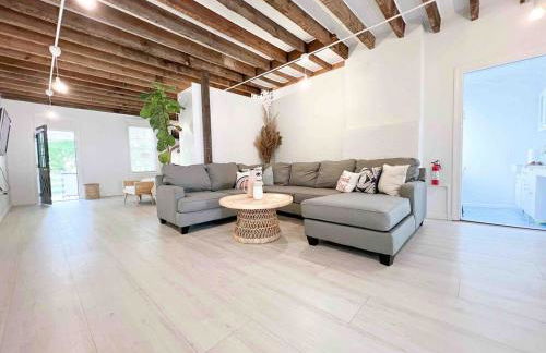 Queen Bed, Luxury Studio with Balcony - Photo 15