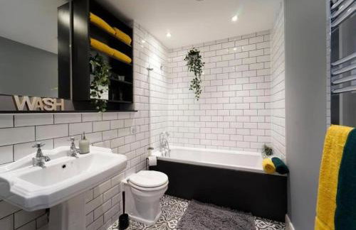 Central Leeds 2 Bed Apartment Sleeps 6 - Photo 4