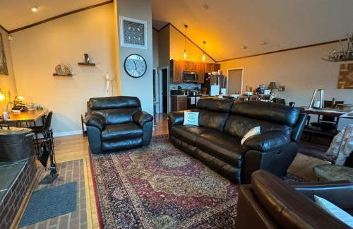 Romantic Getaway or Family Vacay with Mountain Views & Hot Tub - Foto 35