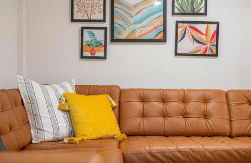 Couples Retreat with Hot Tub, Beach Cruisers, Spa Bath - Foto 8