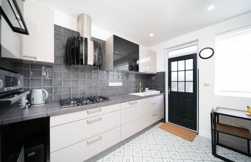 Newly Refurbished Two Bedroom Garden Flat - Sleeps 6 - Foto 6