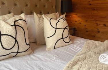 Otter 1 - Private Hot Tub - Bali Inspired Lodge - Bath - Longleat - Wiltshire - Photo 21