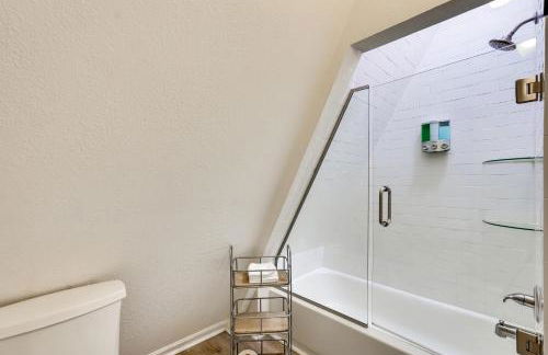 Cozy 3BRand3BA • Sleeps 9 • 0 3 Mi to Beach • PCB - Foto 25