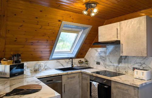 Cear 2- Private Hot Tub- Perth-Pet Friendly Lodge - Photo 12