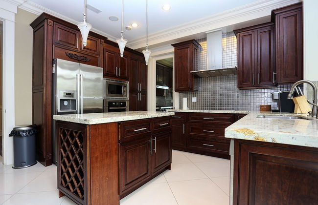 Grand 4 Bedroom Vacation House near Vancouver Downtown - Photo 16