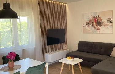 Penny Epetium - Foto 1