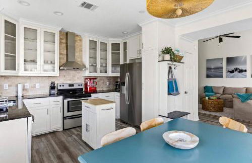 Palms & Pelicans - Photo 9