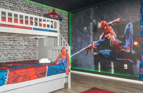 4BR Lakefront - Themed Rooms - Pool & BBQ! - Foto 10