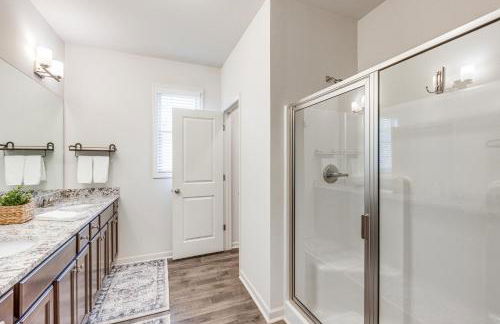 1 Mi to Lake Lanier Modern Home with Patio and Yard! - Foto 13