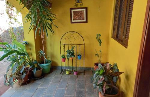 Casa de campo serrana, alegre e com piscina - Foto 21