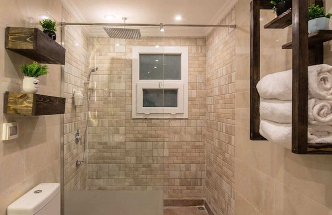 Xuru Stays I Waterfront Designer 2BR - 5 min to Airport - Foto 21