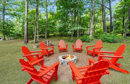 Quaint Loft Cabin w Hot Tub, FirePit, Deck & Grill - Foto 28