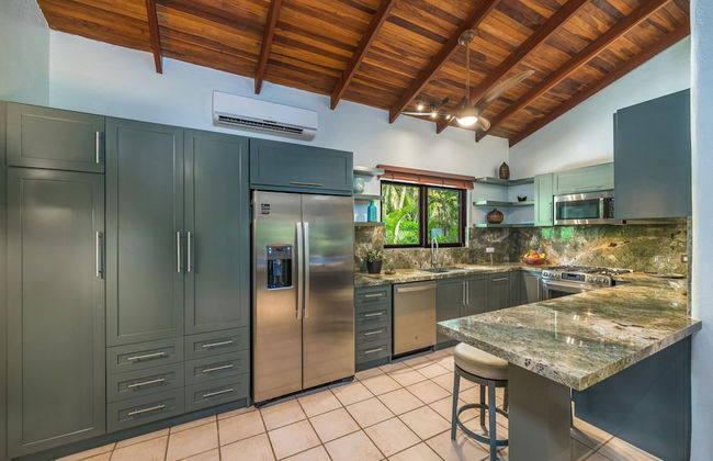 Tropical Retreat - Private Pool, Steps To Beach 2 Bedroom Villa by RedAwning - Foto 7