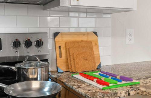 Cozy 4BR Home Pet Friendly Large Yard & Patio - Foto 20