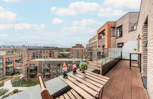 Step Free 2 Bed 2 bath Oasis FlatIClose to David Lloyd Gym with Fully Equipped Kitchen& Parking in DartfordIMins from station and 45 mins into Central London - Photo 43