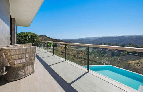 Ultra-Luxurious BH Estate with Pool, Theatre, Views - Foto 12