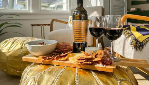 Step into School Spirit at the Golden Dome Getaway - Foto 3