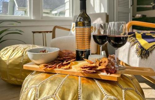 Step into School Spirit at the Golden Dome Getaway - Foto 3