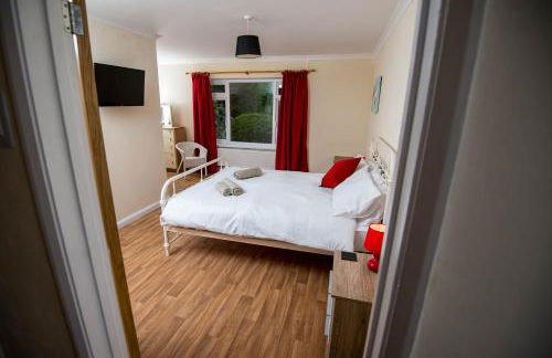 Round Park - A large dog friendly one level holiday cottage for groups and families - Photo 12