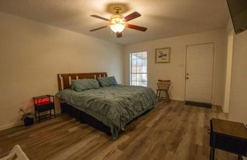 Spacious Stay for 12 - Central Fort Worth - Photo 3
