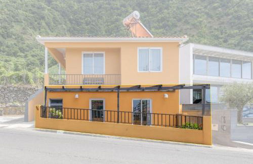 Scenic Home with Panoramic Sea & Mountain Views in São Vicente - Foto 30