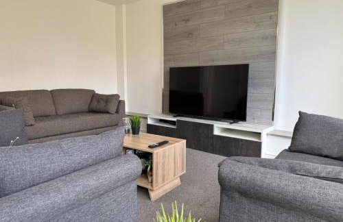 Contractors, Private Driveway for Multiple cars, Wifi, Long Stay - Photo 12