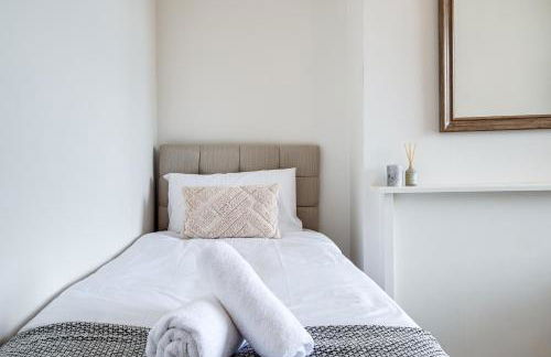 Solace Nights - Large Modern House - 4 Bedrooms - Near M6 & Spaghetti Junction - Fast WiFi - Netflix - Photo 16