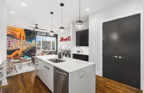 Home with Rooftop Deck & Garage, 2 miles to Downtown Broadway - Foto 18