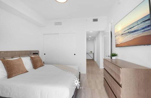 Chic 2BR Apartment Gym & Balcony Views - Foto 8