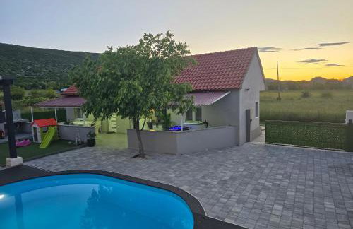 Grey House with heated pool Kričke Drniš - Foto 51