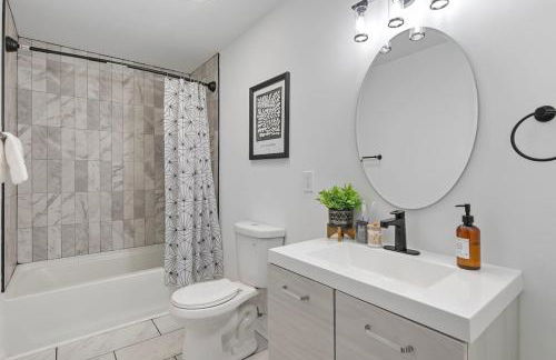 Chic 2 bedroom w free parking - Foto 8