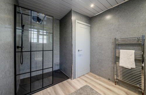 Spacious 6 Bedroom House l Near Airport l Sleeps 12 l Book With Confidence with The Cosy Corner Nationwide - Foto 12