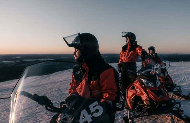 Balade en motoneige sous les aurores boréales - Photo 1