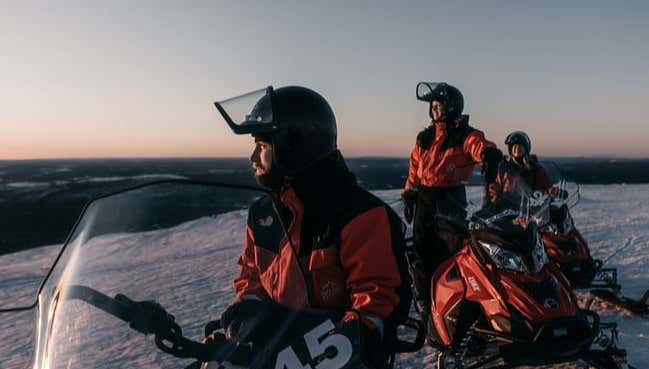 Paseando en moto de nieve