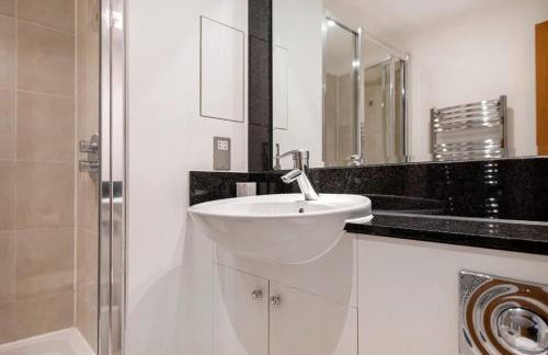 Central 2 bed with Large Terrace - Photo 12