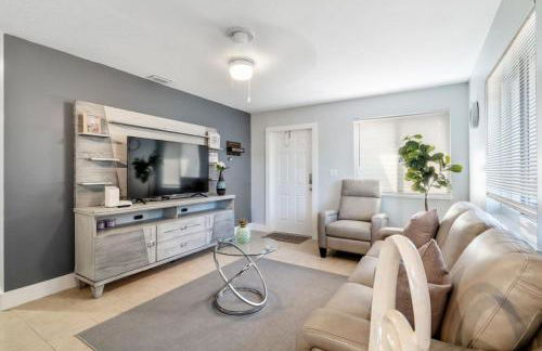 Roxanas 3bed 2bath Home with Modern Interior and BBQ Backyard - Photo 1