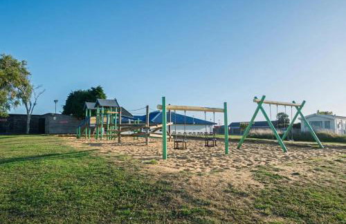 288, Two bed Chalet on Belle Aire Holiday Park - With private veranda, sleeps 5, pet friendly, free Wi-Fi, bed linen and towels included and onsite entertainment available - Foto 28