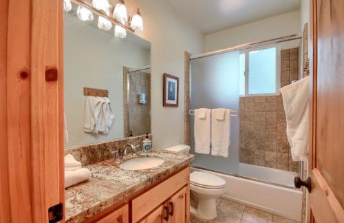 Rivercrest Lodge with Hot Tub-Pool Table-Firepit - Foto 14