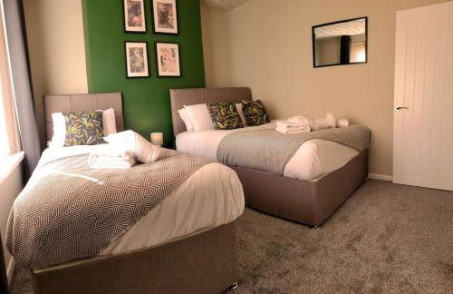 4 Bed - Parking - Near M4 - Ideal for Workers - Foto 3