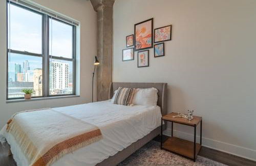 Modern 2BR Loft with Amazing City Skyline View and Optional Parking for 8 Guests Near McCormick Place and Soldier Field - Foto 4
