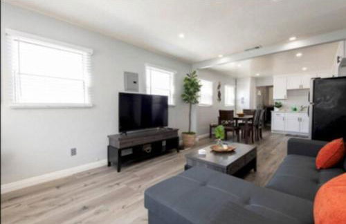 Charming 2BR Condo with Onsite Parking Included - Foto 23