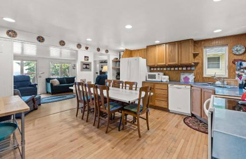 Cottage with Private Lake Access! Short distance to town - Foto 4