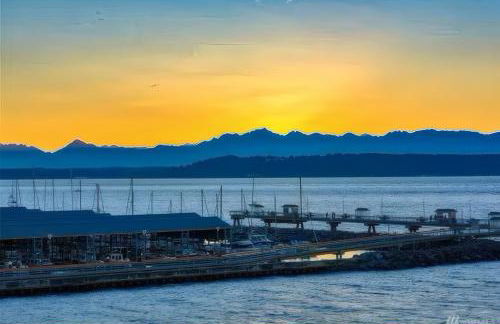 Spacious Main Street Retreat for families and large groups - Photo 34