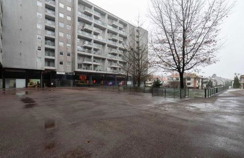 Modern Flat with Balcony & Garage by HostWise - Foto 34