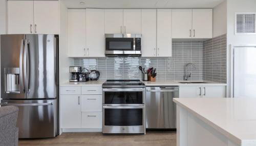 Spacious Apt Downtown - Photo 3